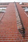 Driehoekige pilaster/schoorsteenafvoer.
<br/>
Marcel Westhoff, augustus 2016